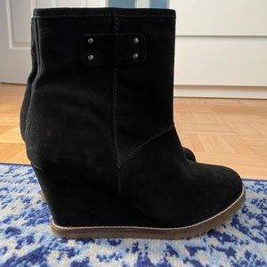 Sketchers Black Wedge Boots with Beige Sole s.10